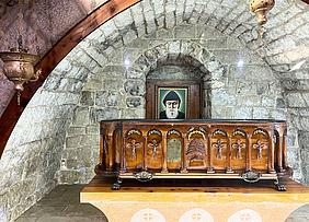 Grab des heiligen Charbel im Kloster oberhalb der Stadt Byblos. Foto: Bischof Gregor Maria Hanke