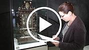 Kunsthistorikerin Claudia Grund macht sich im Domschatz- und Diözesanmuseum Eichstätt Notizen