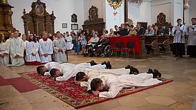 Während der Allerheiligen-Litanei liegen die vier Priesteramtskandidaten auf dem Boden. pde-Foto: Anita Hirschbeck