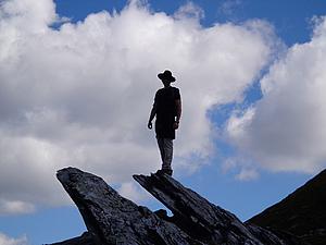 Mann auf Felsvorsprung