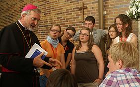 Bischof Gregor Maria Hanke im Gespräch mit Jugendlichen