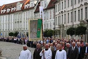 Vor dem Pontifikalamt zogen die Männer in Prozession von der Schutzengelkirche zum Eichstätter Dom. pde-Foto: Geraldo Hoffmann