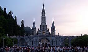 Foto: Lichterprozession am Marienwallfahrtsort Lourdes/Frankreich. pde-Foto: Maria Forster/Pilgerstelle