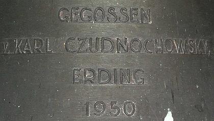 Meilenhofen, Glocke 1: Gießerinschrift des Glockengießers Karl Czudnochowsky, Erding (1950). Bild: Thomas Winkelbauer
