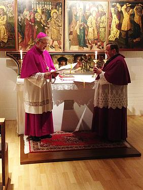 Bischof Gregor Maria Hanke und der neue Domdekan Stefan Killermann (von links) bei dessen Investitur. Foto: pde