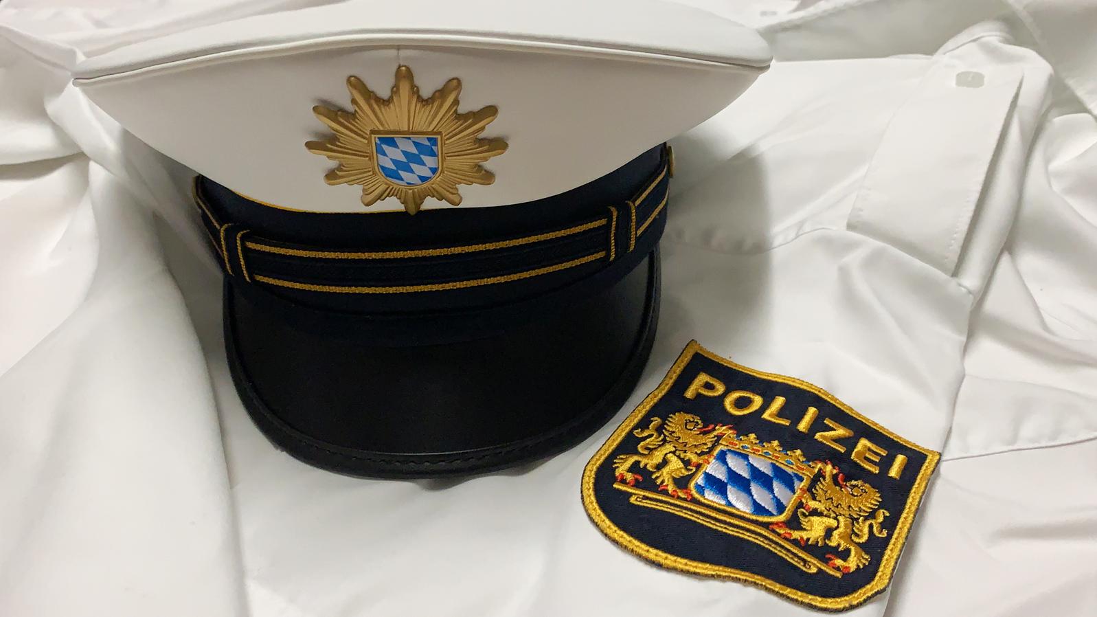 Polizeimütze und Emblem