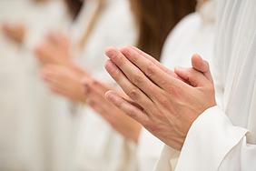 Hände zum Gebet gefaltet