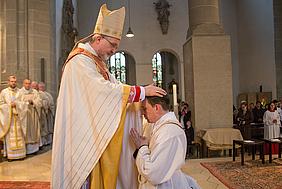 Bischof Gregor Maria Hanke legt Christof Sommer die Hände auf. pde-Foto: Anita Hirschbeck