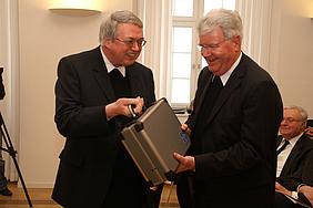 Der Würzburger Generalvikar Prälat Dr. Karl Hillenbrand (links) überreichte dem Jubilar im Namen der Bayerischen Generalvikare einen Werkzeugkoffer.
