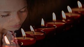 Junge Frau mit Kerzen