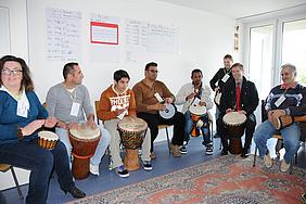 „MIGcussion – Flüchtlinge spielen auf“ heißt eine neue Musikgruppe in der Gemeinschaftsunterkunft Dietenhofen, die auf Initiative von Caritas-Flüchtlingsberaterin Ulrike Sterner (links) ins Leben gerufen wurde und vom Musikpädagogen Andreas Doss