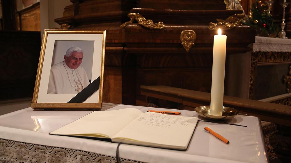 Kondolenzbuch für Papst Benedikt XVI.