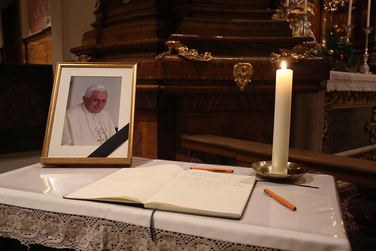 Kondolenzbuch für Papst Benedikt XVI. Foto: Pia Dyckmanns