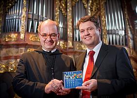 Übergabe des ersten Exemplars der CD auf der Orgelempore der Abteikirche Plankstetten an Abt Beda Maria Sonnenberg. Einige der Werke wurden an der Mathis-Orgel in Plankstetten aufgenommen. (pde-Foto: Christian Klenk)