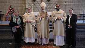 Bischof Gregor Maria Hanke mit den neuen Diakonen und ihren Ehefrauen