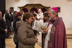 Bischof Gregor Maria Hanke legte beim Gottesdienst zum Aschermittwoch der Künstler und Publizisten das Aschekreuz auf. pde-Foto: Anika Taiber