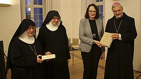 Übergabe des neuen Buches über die Geschichte des Klosters St. Walburg im Ordinariat (pde-Foto: Fabian Gentner)