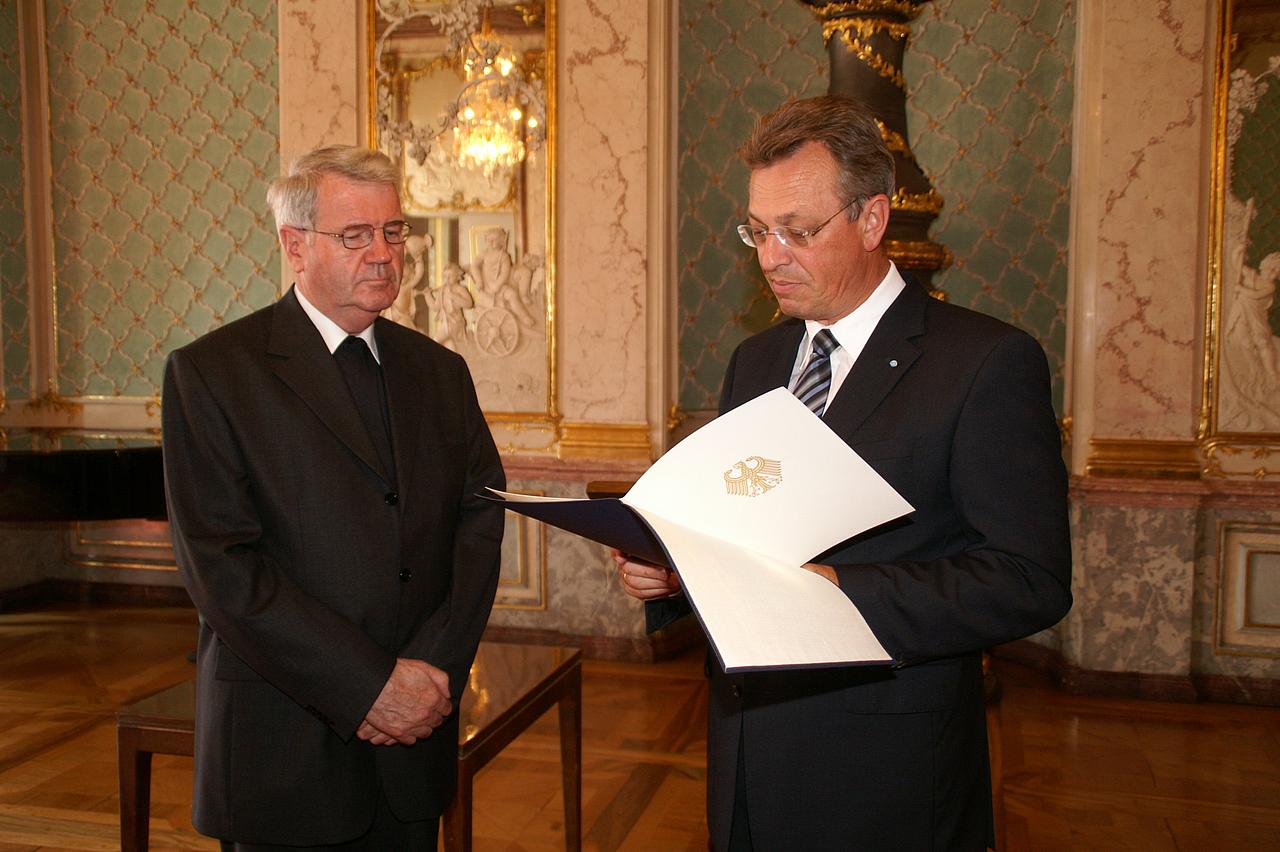 Minister Siegfried Schneider überreicht das  Bundesverdienstkreuz (2009)