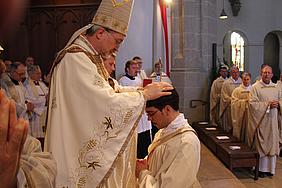 Weihe durch Handauflegung und Gebet: Bischof Gregor Maria Hanke OSB weihte im Eichstätter Dom sechs Diakone zu Priestern.