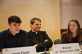 Johanna Funk (Eichstätt) sowie Jonas Ferstl (Preith), zusammen mit Bischof Dr. Stefan Oster (Passau), Vorsitzender der Jugendkommission der Deutschen Bischofskonferenz. pde-Foto: Bernhard Löhlein