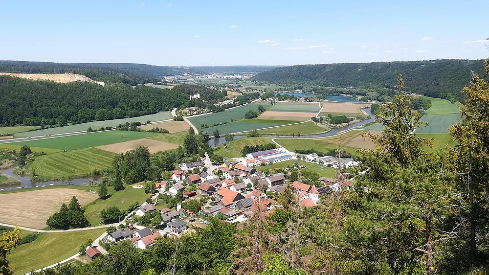 Blick vom Torfelsen von Unteremmendorf auf den Altmühlbogen in Richtung Beilngries.