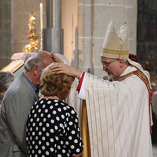 Bischof Hanke segnet ein Jubelpaar. Foto: Maike Eikelmann