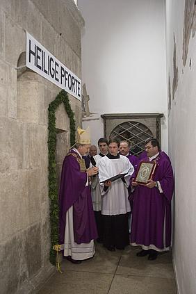 Der Eichstätter Bischof Gregor Maria Hanke (links) hat die Heilige Pforte in der Eichstätter Heilig-Kreuz-Kirche eröffnet. pde-Foto: Anika Taiber