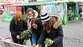 Die Foodsharing-Gruppe in Eichstätt am Wochenmarkt mit Redakteurin Daniela Olivares