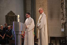 Die Polizeiseelsorger Christoph Maurer (links) und Günther Pflaum (rechts) sprechen ein Wechselgebet beim ökumenischen Blaulichtgottesdienst im Eichstätter Dom.