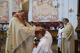 Bischof Hanke weiht zwei neue Diakone. pde-Foto: Norbert Staudt
