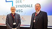 Bischof Gregor Maria Hanke und Diözesanratsvorsitzender Christian Gärtner bei der Synodalversammlung in Frankfurt. Foto: Christian Klenk