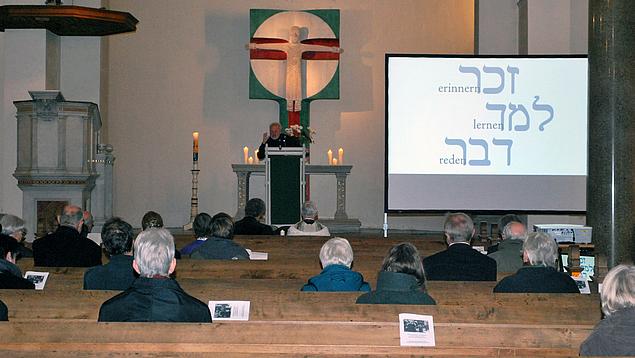 Stefan Janson bei einer Lesung mit Texten jüdischer Schriftsteller in der Erlöserkirche. Foto: Bernhard Michl