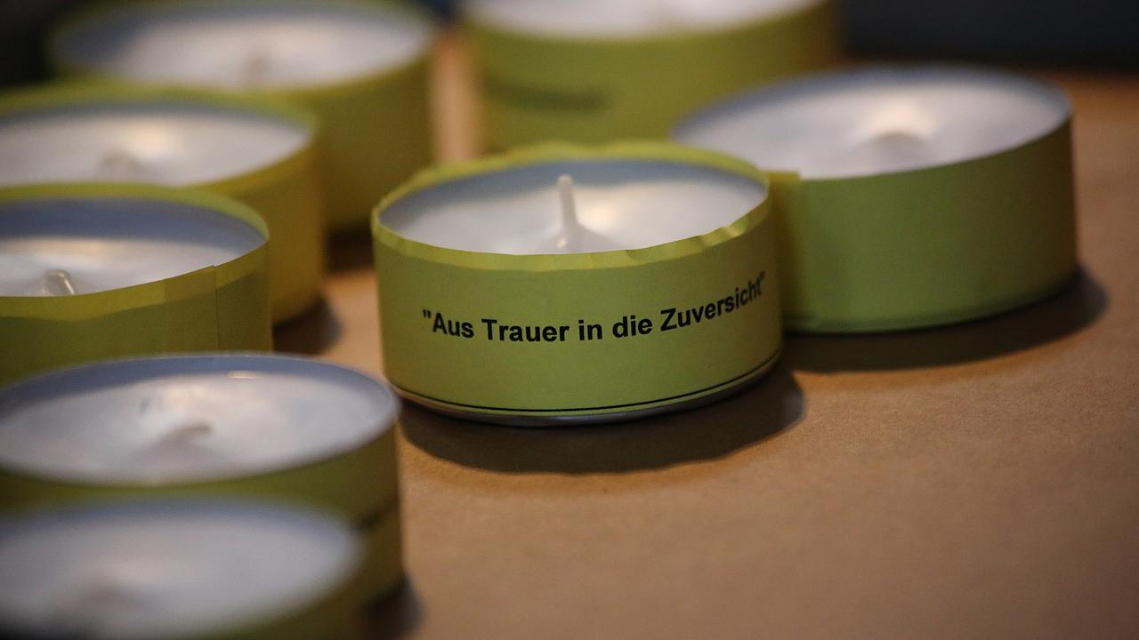 Malteser-Kerzen mit der Aufschrift "Aus Trauer in die Zuversicht". pde-Foto: Geraldo Hoffmann