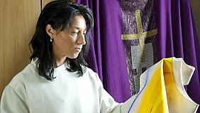 Eine Frau mit liturgischem Gewand