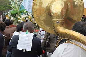 Prozession mit Mann und Tuba