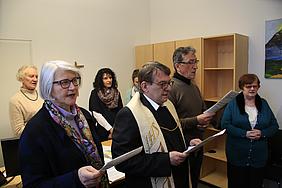 Einweihung des neuen Büros der Behindertenpastoral mit Pfarrer Alfred Grimm (Mitte). pde-Foto: Bernhard Löhlein