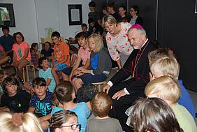 Bischof Hanke besucht die Schüler der Montessori-Schule in Eichstätt. pde-Foto: Gabi Gess