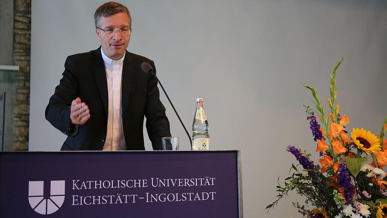 Fuldaer Bischof Michael Gerber beim Vortrag an der Katholischen Universität Ingolstadt. pde-Foto: Bernhard Löhlein