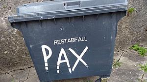 Eine Mülltonne mit der Aufschrift Pax