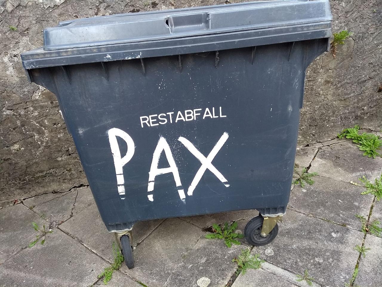 Eine Mülltonne mit der Aufschrift Pax