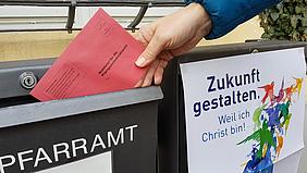 Die Wahlunterlagen werden in diesen Tagen an die Wähler in den Pfarrgemeinden verteilt. pde-Foto: Geraldo Hoffmann