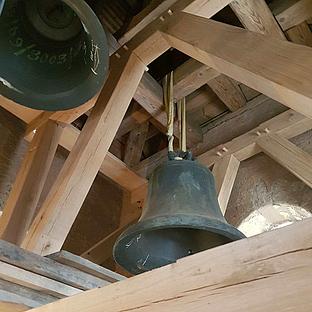 Rauenzell, Pfarrkirche Mariä Heimsuchung: Montage des neuen Glockenstuhls. Foto: Patrick Schaile