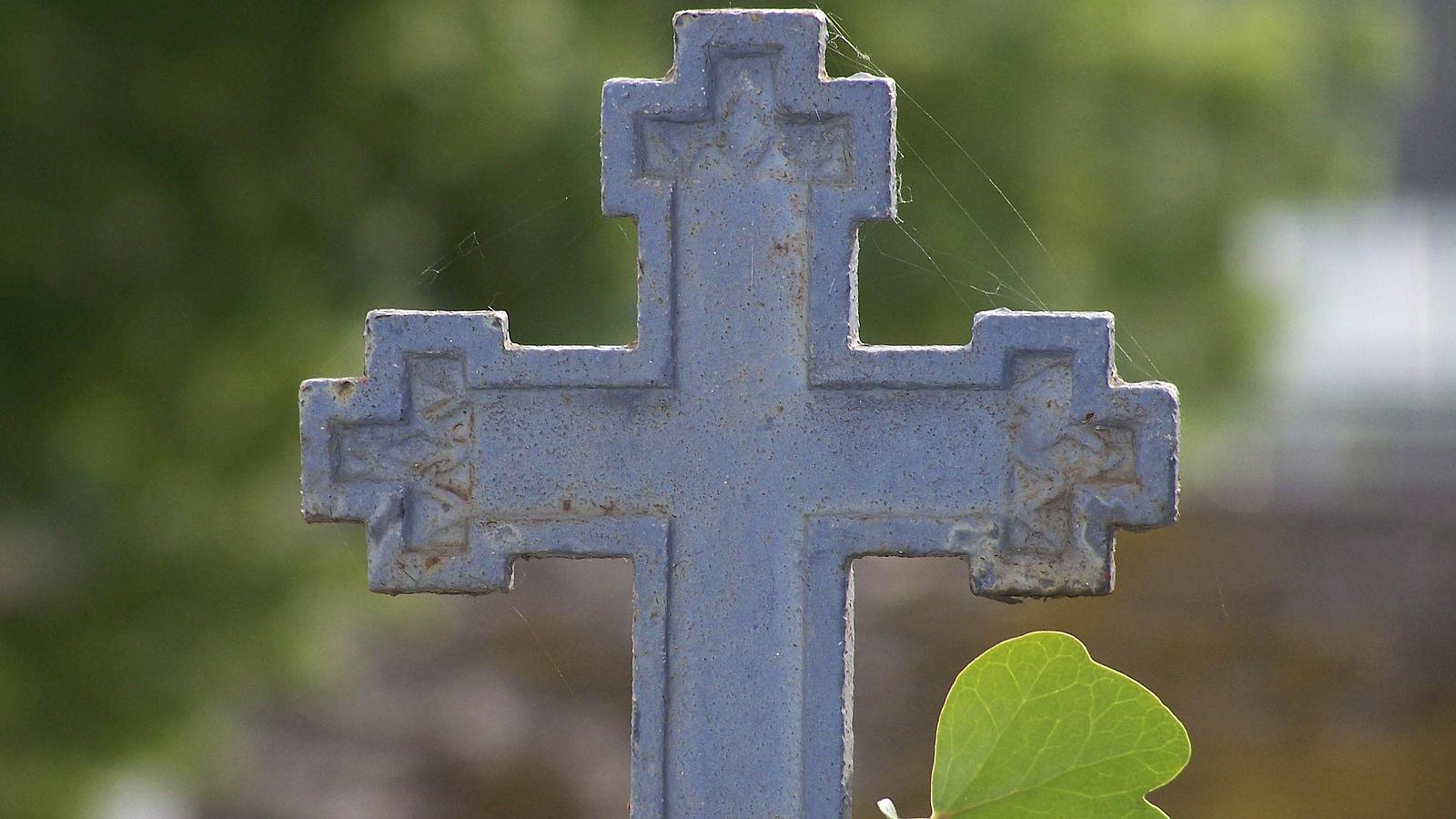 Kreuz auf dem Friedhof