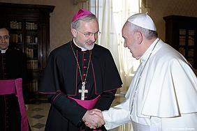 Der Eichstätter Bischof Gregor Maria Hanke (l.) ist im Rahmen des Ad-Limina-Besuchs Papst Franziskus begegnet. pde-Foto: L'Osservatore Romano
