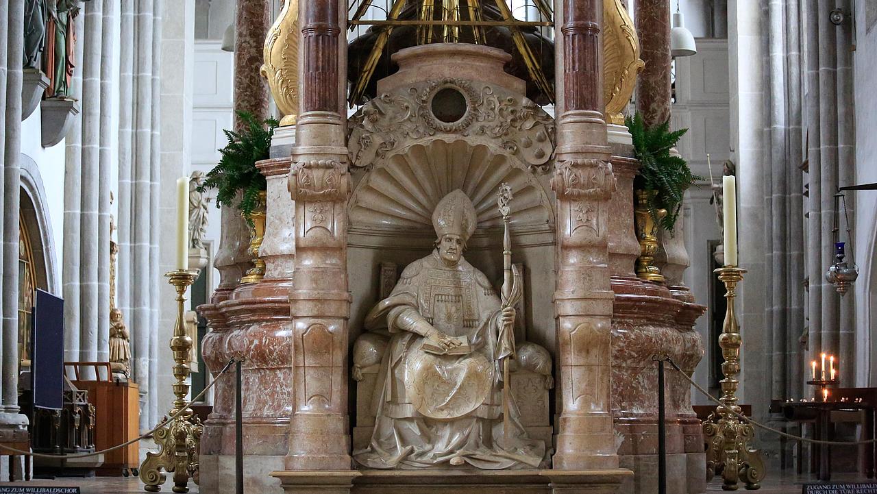Der heilige Willibald in einer Darstellung des Bildhauers Loy Hering im Eichstätter Dom. 