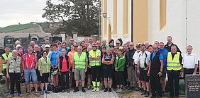  An einem Zwischenziel der Radlerwallfahrt, der Bergkirche St. Michael in Kaubenheim (Gemeinde Ipsheim) stellen sich die Teilnehmerinnen und Teilnehmer zum Gruppenbild. pde-Foto: Seemann (DJK-Diözesanverband Eichstätt)