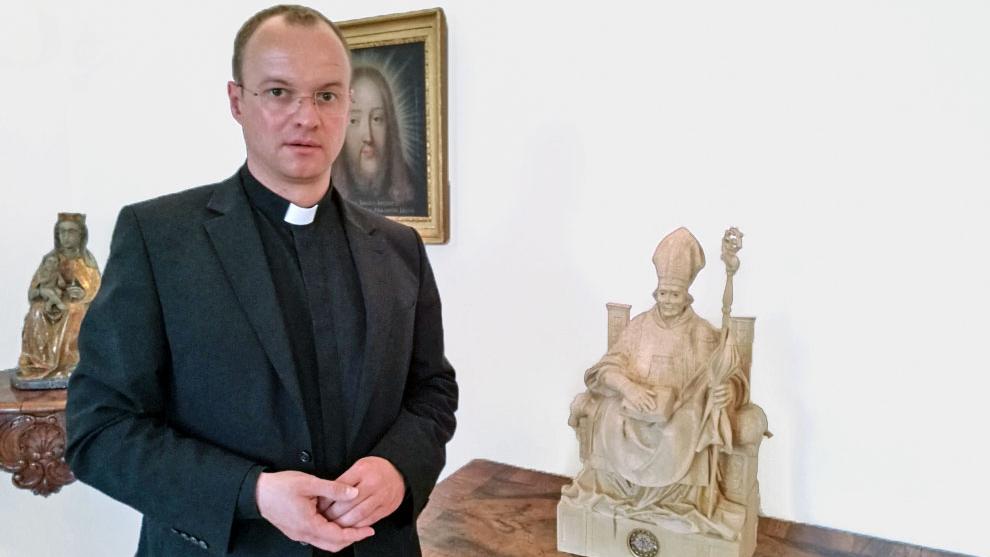 Domkapitular Michael Wohner bewahrt die Reliquie des hl. Willibald in einer Statue des Bistumsgründers auf.