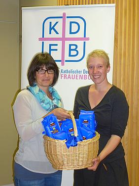 Danuta Waldau (links) bei der Spendenübergabe an Simone Zink. pde-Foto: Eberle Sabine (kdfb)