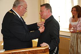 Monsignore Christoph Kühn erhält die Goldene Ehrennadel der Stadt Alötting