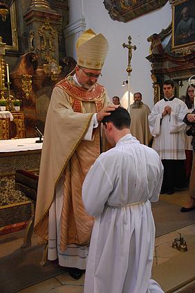 Bischof Hanke weiht Anselm Blumberg zum Ständigen Diakon. pde-Foto: Gabi Gess